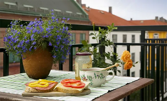 Aamiainen pöydällä parvekkeella
